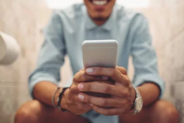 கழிவறையில் ரொம்ப நேரம் மொபைல் யூஸ் பண்றீங்களா? இந்த விளைவுகளை சந்திக்கலாம்!