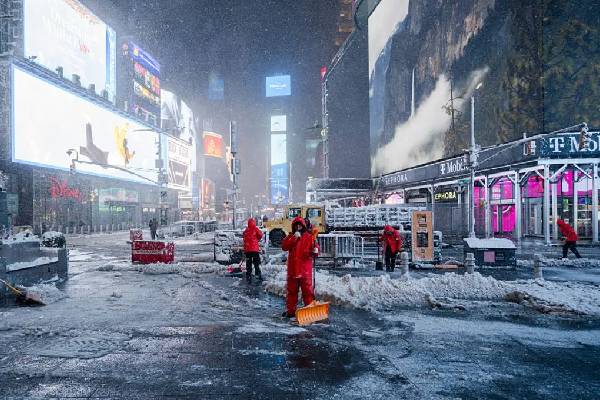 நியூயார்க்கில் அவசரநிலை பிரகடனம் ; 10,000-க்கும் மேற்பட்ட விமான சேவைகள் ரத்து | Emergency New York Than 10 000 Flights Canceled