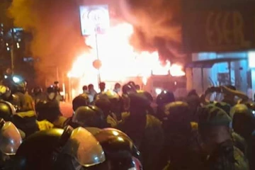 මිරිහානේදී බස් රථයට ගිනිතැබූ පුද්ගලයා සොයාගනියි..? සැකකරුවෙකු අත්තඩංගුවට..