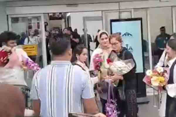 இலங்கைக்கு வருகை தந்த பிரபல நடிகை சிம்ரன் | Famous Actress Simran Visits Sri Lanka
