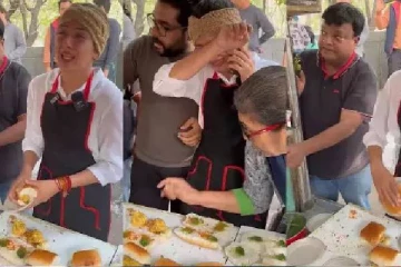 தள்ளுவண்டி கடையில் வடா பாவ் விற்கும் பெண்.., பிரம்மிக்க வைக்கும் ஒரு நாள் சம்பாத்தியம்