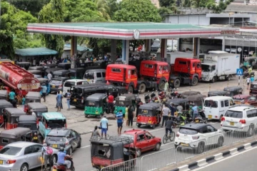 මෙරට පිරිසකට ඉන්ධන ලබාගත හැකි ස්ථාන නම් කරයි..එම ලැයිස්තුව මෙන්න.