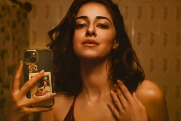 அரைகுறை பிகினி ஆடையில் மிரர் போஸ்!! நடிகை அனன்யாவின் கிளாமர் புகைப்படம்..