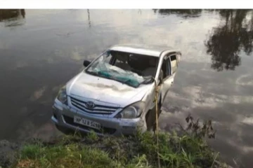 ஆற்றுக்குள் கார் கவிழ்ந்து விபத்து : புது மாப்பிள்ளை உட்பட ஒன்பது பேர் பரிதாபமாக உயிரிழப்பு