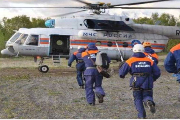 ஏரியில் மிதக்கும் சுற்றுலா பயணிகளின் உடல்கள்- மீட்பு பணியில் இறங்கிய மீட்பு குழுவினர் | Russia Helicopter Crash ஏரியில் மிதக்கும் சுற்றுலா பயணிகளின் உடல்கள்- மீட்பு பணியில் இறங்கிய மீட்பு குழுவினர் | Russia Helicopter Crash