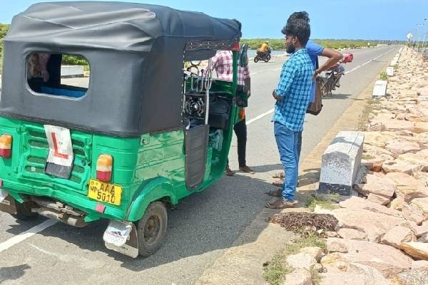 யாழில் இன்று இடம்பெற்ற சம்பவம்; மூவருக்கு நேர்ந்த கதி | Today S Incident In Jaffna