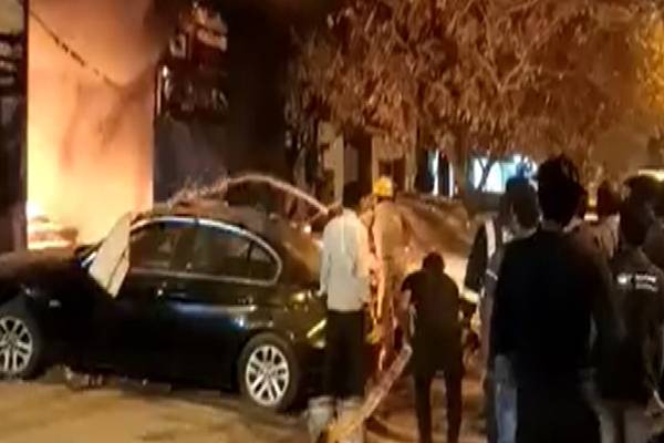 பயங்கர தீ விபத்து..! - விலை உயர்ந்த கார்கள் எரிந்து நாசம் | Expensive Cars Were Gutted In The Fire