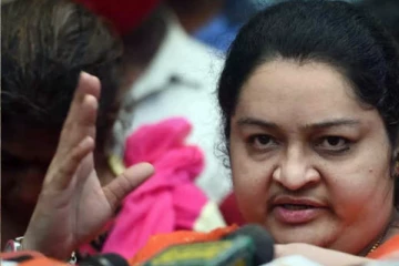 பூஜை செய்யக்கூடாது என ஆபாச மிரட்டல் - ஜெ தீபா மீது பூசாரி பரபரப்பு புகார்