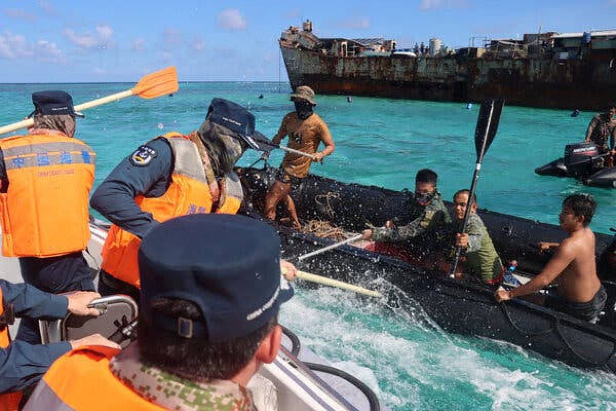 சீனா - பிலிப்பைன்ஸ் இடையே கப்பல்கள் மோதல்: மாலுமி காயம் | Collision Chinese Philippine Ships Sailor Injured சீனா - பிலிப்பைன்ஸ் இடையே கப்பல்கள் மோதல்: மாலுமி காயம் | Collision Chinese Philippine Ships Sailor Injured