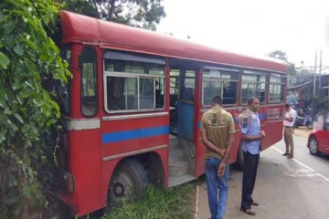 வீதியைவிட்டு விலகிய இ.போ.ச; ஐவருக்கு நேர்ந்த நிலை