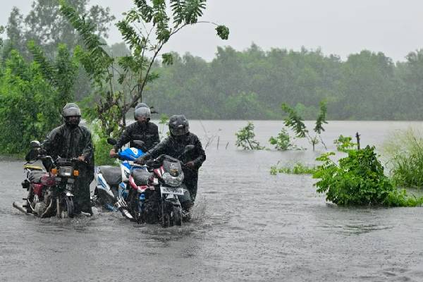 மழையுடன் போராடும் இலங்கை மக்கள்- மருத்துவர் கொடுத்த முக்கிய ஆலோசனை | How To Protect Ourselves In Case Of Flooding
