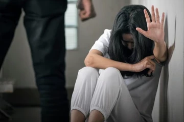 சிகிச்சைக்கு வந்த இளம் பெண்ணின் வாழ்வை சீரழித்த வைத்தியர்