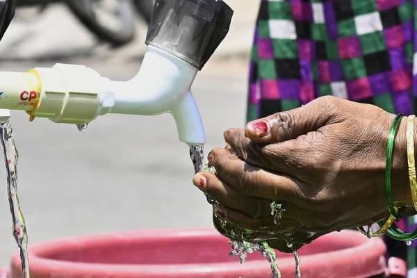 இந்தியாவில் குடிநீர் குழாயில் கலந்த கழிவுநீர்: அதிகாரிகள் வெளியிட்ட காரணம் | Sewage Mixed In India S Cleanest City இந்தியாவில் குடிநீர் குழாயில் கலந்த கழிவுநீர்: அதிகாரிகள் வெளியிட்ட காரணம் | Sewage Mixed In India S Cleanest City