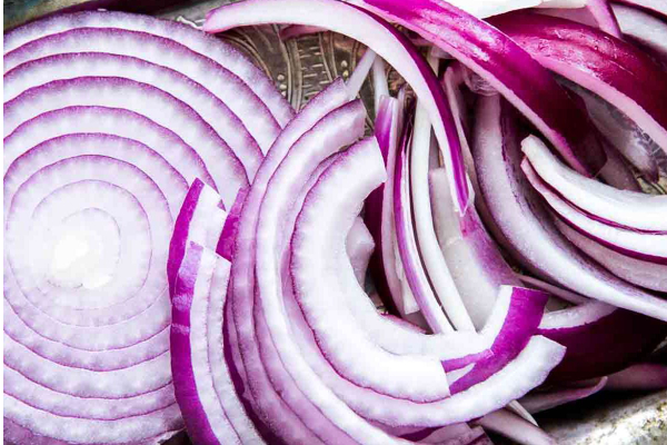 உங்க முடி கருகருன்னு காடு மாதிரி அடர்த்தியா வளரணுமா? அப்ப இந்த ஒரு ஹேர் மாஸ்க் மட்டும் யூஸ் பண்ணங்க! | Onion Hair Masks