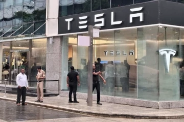 இந்தியாவில் முதல் ஷோரூமை திறந்த டெஸ்லா - காரின் விலை தெரியுமா?