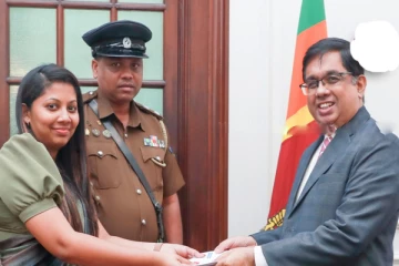 Rebuilding Sri Lanka ; 10 மில்லியன் ரூபா வழங்கிய பெண்