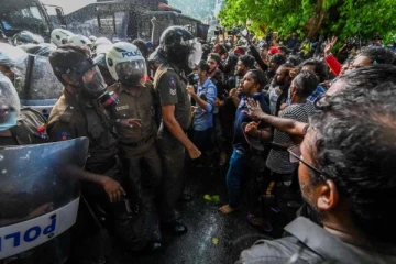 கொழும்பில் திடீரென தீவிரமடையும் போராட்டம்! ஆர்ப்பாட்டக்காரர்கள் மீது கண்ணீர்ப்புகை தாக்குதல் (Live)