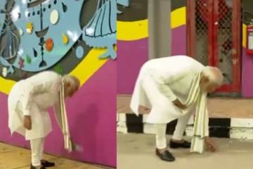 சுரங்கப் பாதையில் இருந்த குப்பைகளை கைகளால் எடுத்த இந்திய பிரதமர் (Video)