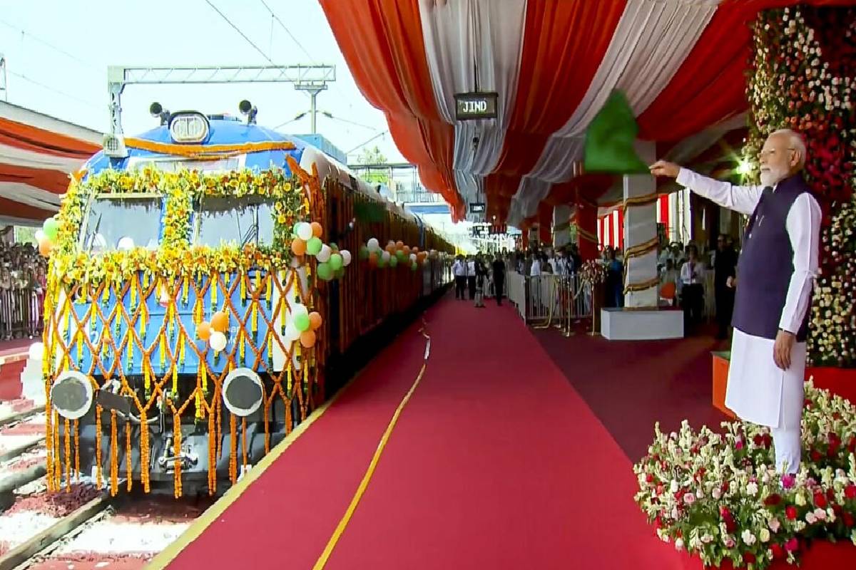 இந்தியாவின் ரயில்வே வரலாற்றில் புதிய மைல்கல்: ஹைட்ரஜன் ரயில் அறிமுகம் | Indias First Hydrogen Train Flagged Off By Pm இந்தியாவின் ரயில்வே வரலாற்றில் புதிய மைல்கல்: ஹைட்ரஜன் ரயில் அறிமுகம் | Indias First Hydrogen Train Flagged Off By Pm