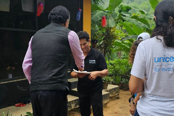 இலங்கையில் பாடசாலை சிறுவர்களுடன் இந்திய கிரிக்கெட் ஜாம்பவான் சச்சின்! | Cricket Legend Sachin Chool Children Sri Lanka