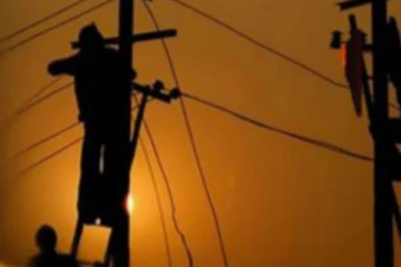 අගමැති නිවසට ගිනි තියද්දී විදුලිය විසන්ධි කළේ ඇයි..? විශේෂ පරීක්ෂණයක් (VIDEO)