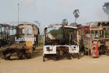 பயனற்ற பேருந்துகளை கடலில் அமிழ்த்தும் செயற்பாடு