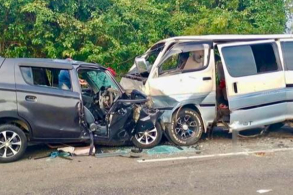 உந்துருளியும் வேனும் நேருக்கு நேர் மோதி கோர விபத்து ; இரு பெண்கள் உட்பட மூவர் பலி | Motorcycle And Van Collide Head On Fatal Accident