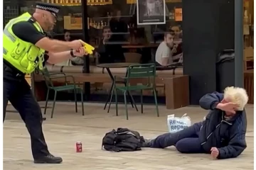 பிரித்தானியாவில் 60 வயது முதியவரை இரத்தம் வர தாக்கிய பொலிஸார்! பரபரப்பை ஏற்படுத்திய வீடியோ!