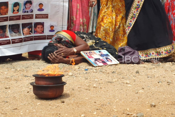 யாழில் தீப்பந்தப் போராட்டம் : இலங்கை அரசைக் காப்பாற்றும் ஐ.நாவின் அறிக்கைக்கு தீ வைப்பு | Govt Un Report Set On Fire During Chemmani Protest