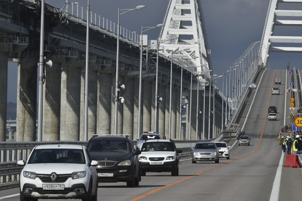 கிரைமியா பாலத்தில் அவசர நிலை; இருவர் உயிரிழப்பு | State Of Emergency Crimea Bridge Two People Died