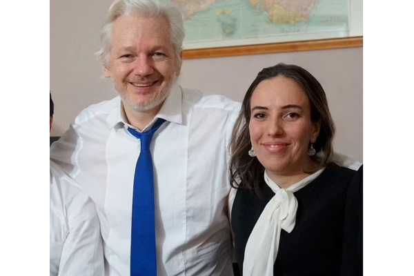 இரகசிய இடத்தில் மலர்ந்த காதல்: சிறைக்குள் விக்கிலீக்ஸ் ஜூலியன் அசாஞ்சேவுக்கு திருமணம்! | London Prison Love Marriage Julian Assange Editor