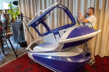 முதன்முறையாக பயன்படுத்தப்பட்ட எளிமையாக உயிரை மாய்த்துக்கொள்ளும் இயந்திரம்: பொலிசார் அதிரடி