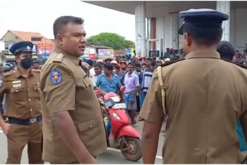 வவுனியாவில் எரிபொருள் கோரி ஏ9 வீதியை மறித்து ஆர்ப்பாட்டம்: இருவர் கைது (Video)