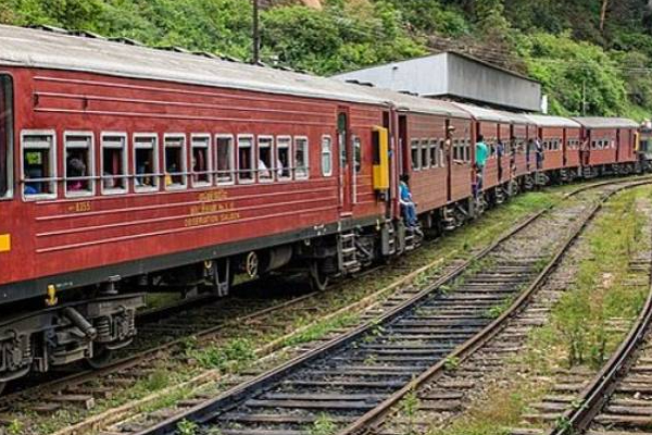 ரயிலில் மோதி பரிதாபமாக உயிரிழந்த பெண்! | Woman Died After Being Hit By A Train Sri Lanka