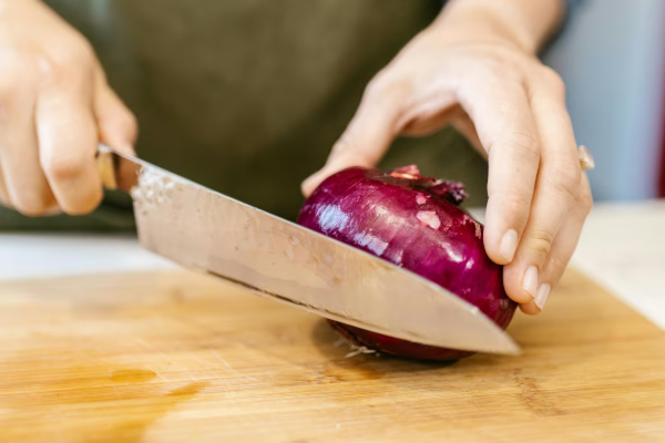 கண்ணீர் வராமல் வெங்காயம் நறுக்க வேண்டுமா! | Study Looked At The Best Way To Minimize Tears