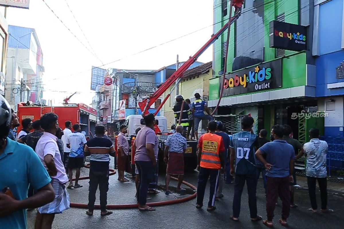 மட்டக்களப்பு நகர மத்தியிலுள்ள வர்த்தக நிலையங்களில் தீ விபத்து | Fire At Commercial Establishments In Batti