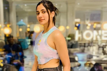 லாஸ்லியாவா இது? கிளாமர் உடையில் இப்படி வந்திருக்கிறாரே