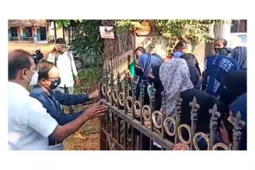 ஹிஜாப் அணிந்து வந்த மாணவிகளை கல்லுாரிக்குள் அனுமதிக்க மறுத்த கல்லுாரி முதல்வரால் பரபரப்பு