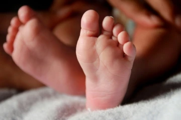 தனக்குத்தானே பிரசவம் பார்த்து பெண் சிசுவை உயிருடன் புதைத்த கல்லூரி மாணவி