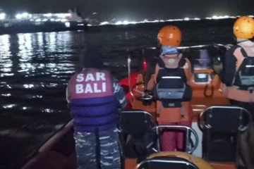 பயணிகள் கப்பல் ஒன்று கவிழ்ந்ததில் 4 பேர் உயிரிழப்பு