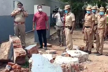 நெல்லையில் பதற்றம்! பள்ளி சுவர் இடிந்து விழுந்ததில் 3 மாணவர்கள் பரிதாப பலி