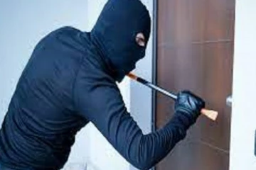 பட்டப்பகலில் வீடு உடைத்து கொள்ளை: இருவர் கைது