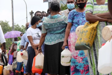 மண்ணெண்ணெய்க்காக நீண்ட வரிசையில் காத்து கிடக்கும் மக்கள்