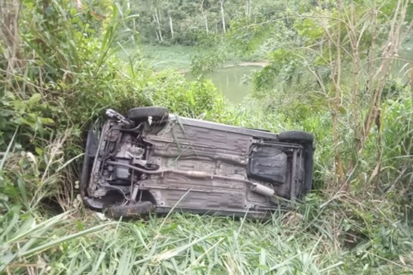 பள்ளத்தில் கவிழ்ந்து விபத்துக்குள்ளான கார் : மூன்றரை வயது குழந்தை உட்பட மூவர் படுகாயம் | Accident In Hatton Today