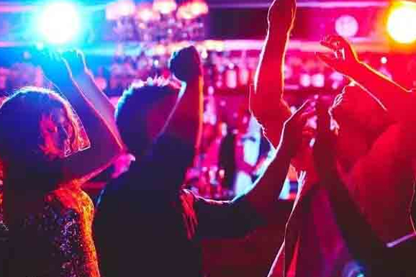 போதைப்பொருளுடன் கோலாகல கொண்டாட்டம் ; பெண்ணுடன் கைதான குழு | Drug Fueled Party Chaos Group With Woman Arrested