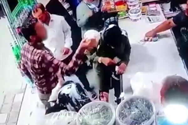 ஹிஜாப் அணியாத பெண்கள் மீது யோகட் வீச்சு; ஈரானில் கைதுசெய்யப்படும் ஆபத்தில் பெண்கள்! | Yoghurt Thrown At Women In Iran