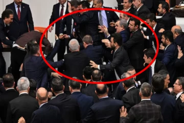 துருக்கி நாடாளுமன்றத்தில் அடிதடி; ஆளுங்கட்சி மற்றும் எதிர்க்கட்சி உறுப்பினர்கள் மோதல்!