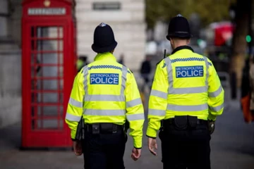 பிரித்தானியாவில் அகதி ஒருவரை காலால் மிதித்து தரதரவென இழுத்துச் சென்ற பெண் பொலிசார்