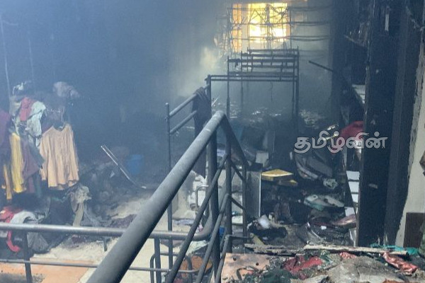 நுவரெலியா - ராகலை ஆடை வர்த்தக நிலையத்தில் தீ விபத்து | Fire Breaks Out Ragala Clothing Store Nuwaraeliya நுவரெலியா - ராகலை ஆடை வர்த்தக நிலையத்தில் தீ விபத்து | Fire Breaks Out Ragala Clothing Store Nuwaraeliya