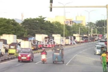 ඇයි මේ හදිසියේම අමුතු කලබලයක්?- පෑලියගොඩ මැනිං වෙළෙඳපොළට දිගු පෝලිමක්. - (VIDEO)